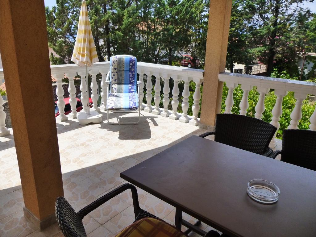 Apartments Villa Rosmarin Omisalj Bagian luar foto