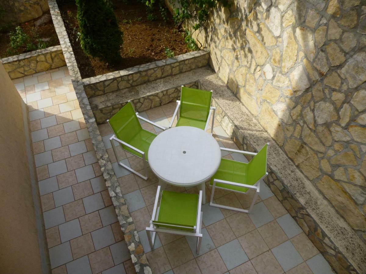 Apartments Villa Rosmarin Omisalj Bagian luar foto