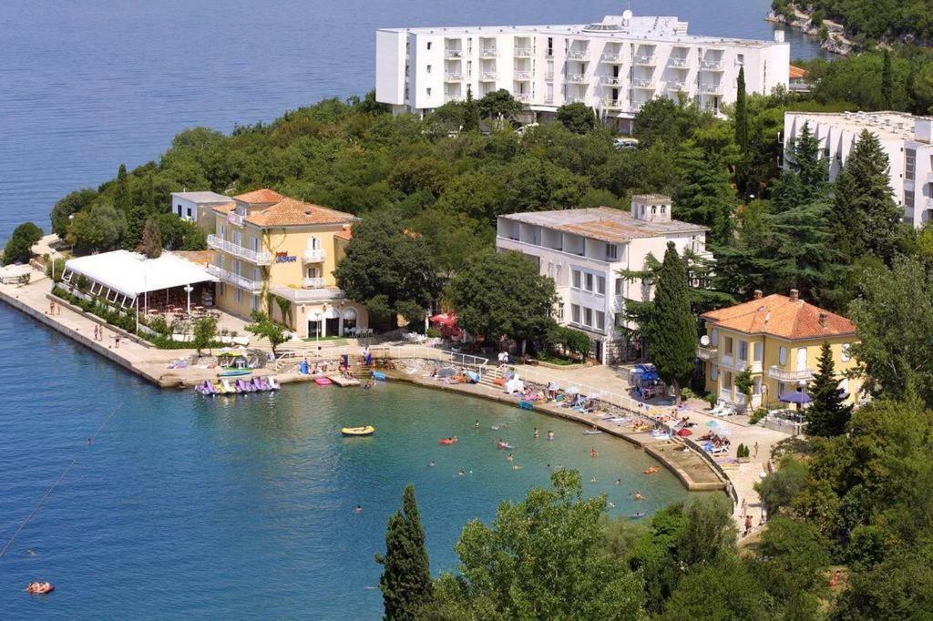 Apartments Villa Rosmarin Omisalj Bagian luar foto
